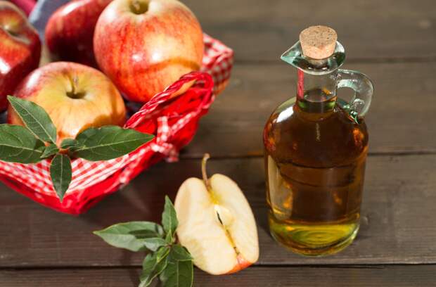 Apple cider vinegar with a fresh apple, Image: 237715448, License: Royalty-free, Restrictions: , Model Release: no, Credit line: Profimedia, Alamy