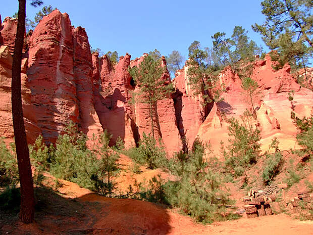 Уникальные охристые каньоны города Roussillon (Франция).