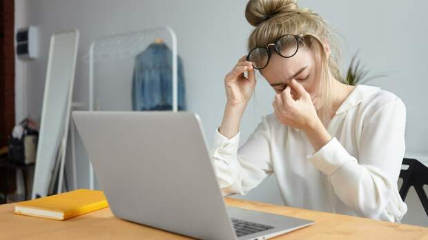 Неврологи рассказали, что чаще всего провоцирует мигрень