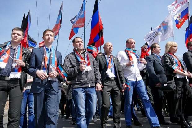 Тысячи человек празднуют в Донецке годовщину провозглашения ДНР