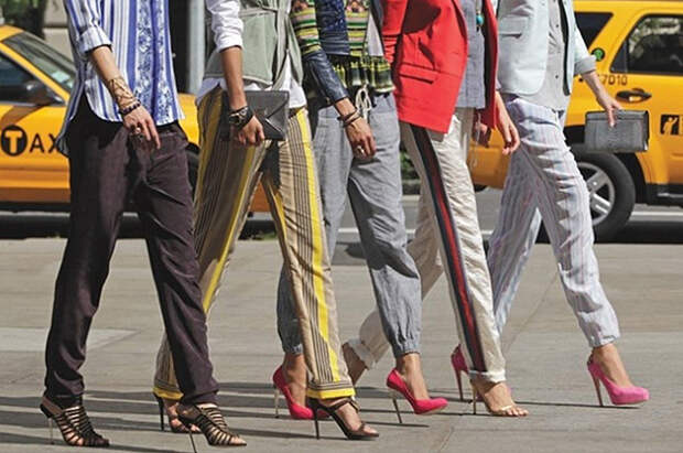 Тренд: Рианна, Кендалл Дженнер и другие выбирают спортивные брюки с лампасами