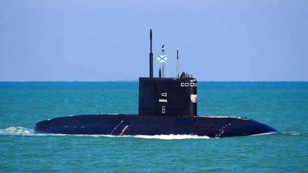 Иранская подлодка советской постройки пережила удар США по базе ВМС в Бендер-Аббасе