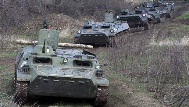 Многоцелевые транспортеры МТ-ЛБ во время тактических учений в Луганской области