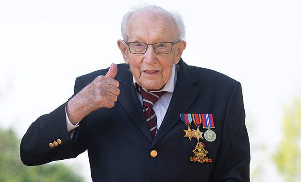 Елизавета II присвоит титул рыцаря 100-летнему ветерану Тому Муру, собравшему 30 миллионов фунтов для больниц