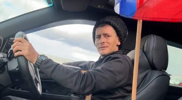 Пасынок Сырского с флагом России возглавил автопробег в честь Дня Победы