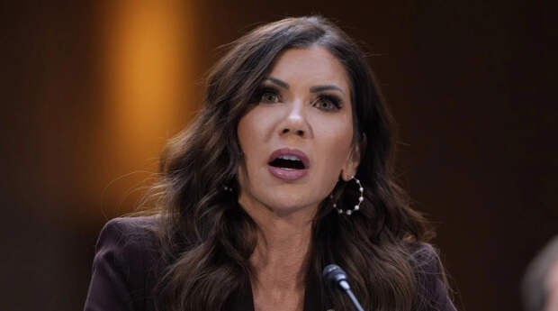 WSJ: уволенная Трампом министр Ноэм осталась жить на военной базе США