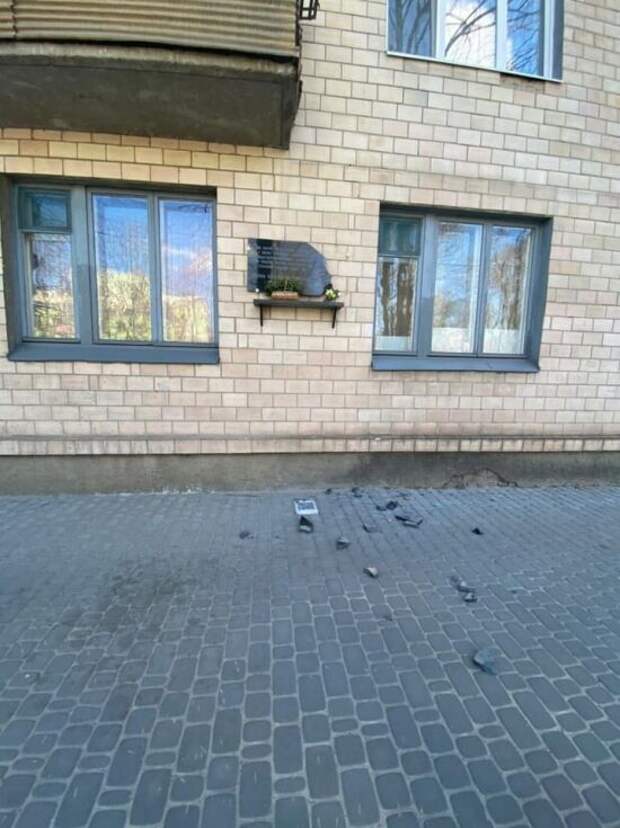 Неизвестный в Полтаве разбил памятные таблички участникам так называемой АТО и Петлюре