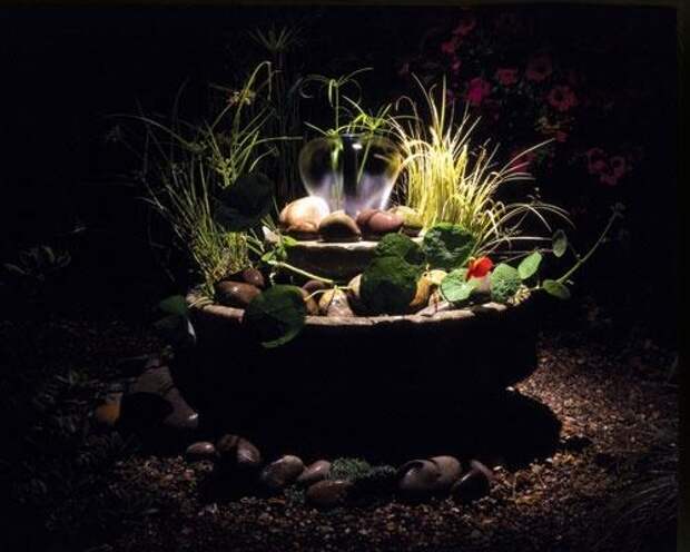 Садовый фонтанчик с подсветкой