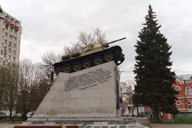 В сквере рядом с танком "Тамбовский колхозник" заменят тротуарную плитку