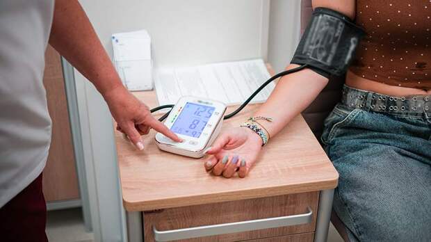 Врач предупредила о вызывающих высокое артериальное давление привычках