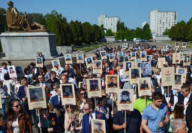 Участники акции памяти "Бессмертный полк" во время шествия в День Победы, Варшава, 9 мая