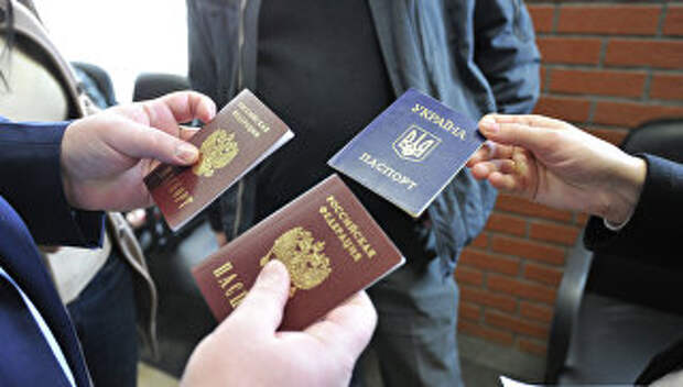 Получение паспортов Российской Федерации в паспортно-визовом центре Москвы. Архивное фото