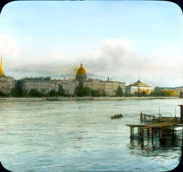 Санкт-Петербург. Панорамный вид на Неву и Исаакиевский собор