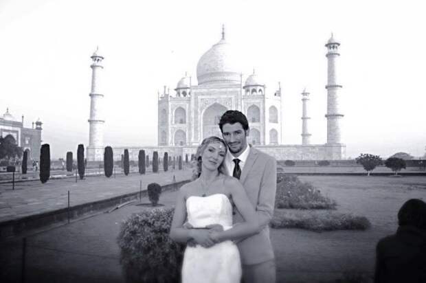 Пара променяла роскошную свадьбу на незабываемые церемонии в 8 разных уголках мира