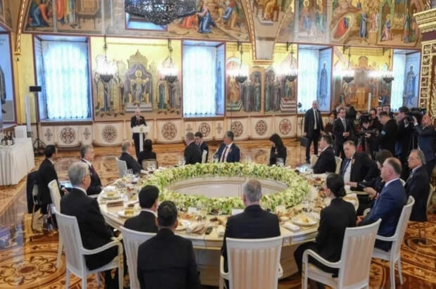 Путин на приеме в Кремле заявил, что рад отмечать 9 мая в кругу друзей