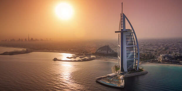 Небоскреб в форме паруса: отелю-символу Дубая 25 лет