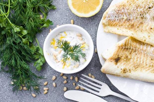 Невероятно вкусный сметанный соус с лимоном, зеленью и оливковым маслом. \ Фото: ru.depositphotos.com.