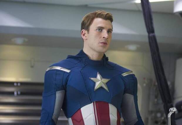 Девушка призналась, что в 12 лет ходила на свидание с Крисом Эвансом, после выяснилось: она была далеко не единственной