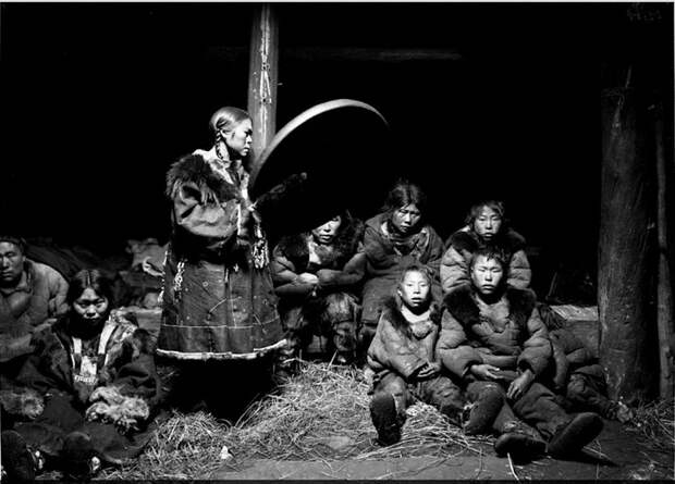 Корякская шаманка с бубном. Корякская шаманка с бубном.