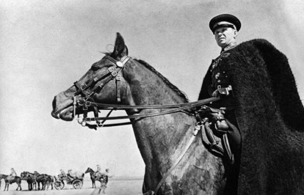 Командир казаков наблюдает за своими войсками. Украина, 1942 год.