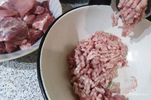 Свинину пропустить через мясорубку.