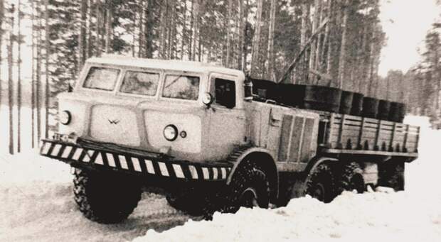 Грузовик ЗИЛ-135ЛМ московской сборки с деревянным кузовом (из архива СКБ ЗИЛ)