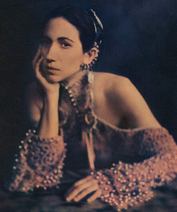 FENDI и Ким Джонс выпустили книгу к столетию со дня рождения Вирджинии Вулф, и это настоящий шедевр