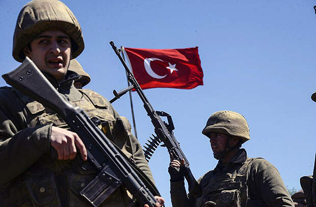 Турецкие солдаты. Фото: ILYAS AKENGIN / AFP