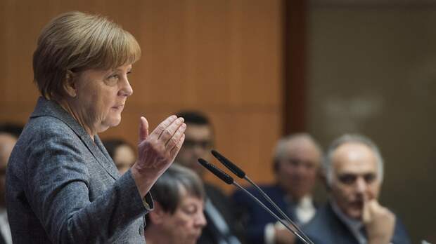 Сувениры с портретом Меркель поступили в продажу в день парламентских выборов Германии