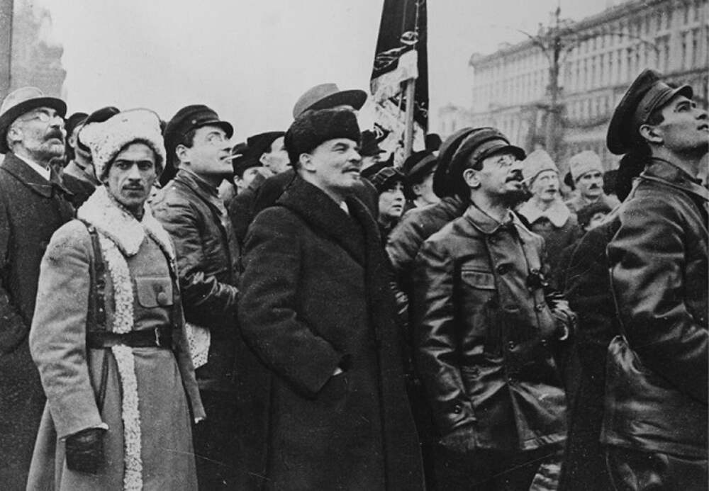Ленин во время революции. Ленин революция 1917. Ленин на митинге в Петрограде 1917 году. 1917 Года Большевистская революция.