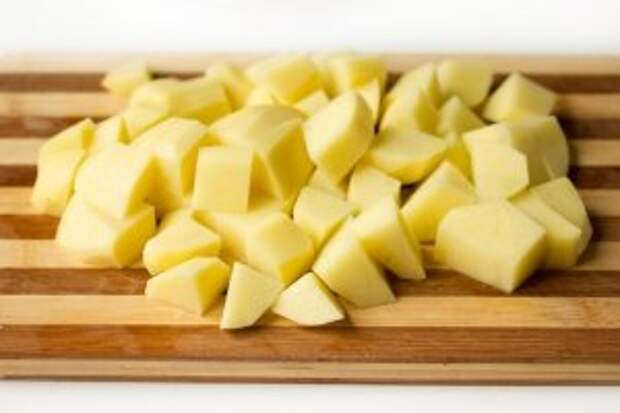 Картофель чистим и нарезаем кусочками среднего размера.