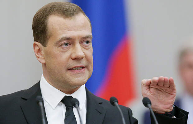 Медведев опроверг "разорванность в клочья" российской экономики