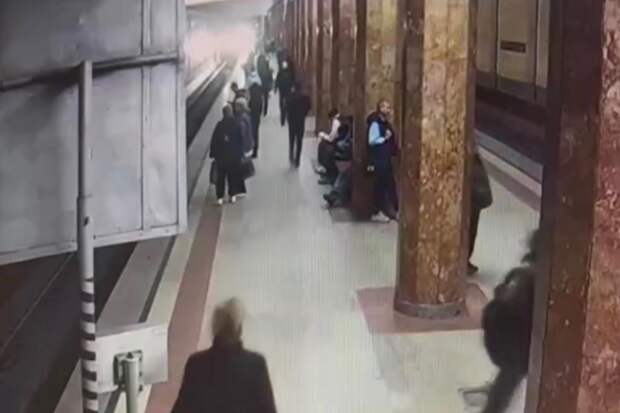 Упавшего под прибывающий поезд московского метро наказали