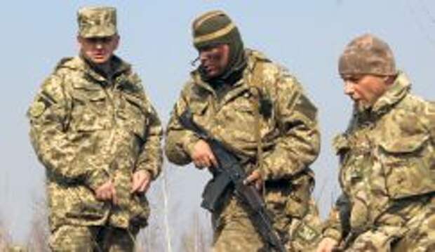 Начальник Генеральной штаба Вооруженных сил Украины генерал Виктор Муженко (слева)
