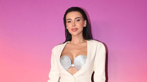 Блогерша Оксана Самойлова выложила фото в микрошортах и бюстгальтере