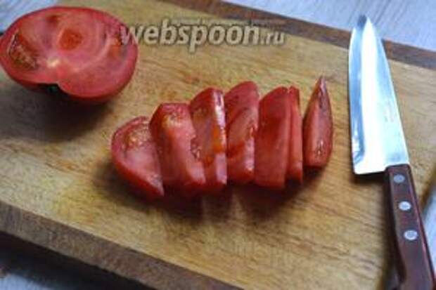 Нарезаем помидоры тонкими дольками