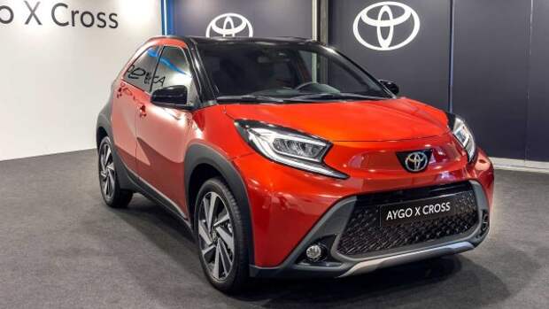 Название модели: Toyota Aygo X Cross Play   Мощность: 72 л.с.  Цена: 13 500 евро   Расход топлива: 4,8 л/100 км  