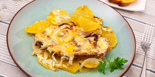 Свинина, запечённая с картофелем и луком: рецепт