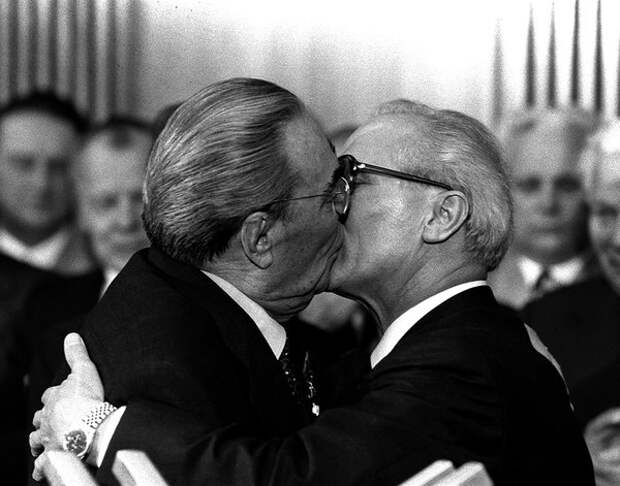 Брежнев целуется с немецким канцлером