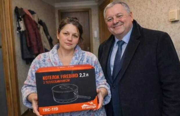 Вдове ликвидированного в котле Мирнограда ВСУшника подарили кухонный котелок