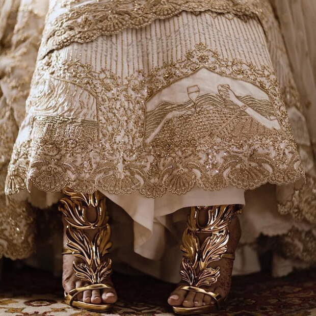 Тончайшая вышивка ручной работы на подоле свадебного платья