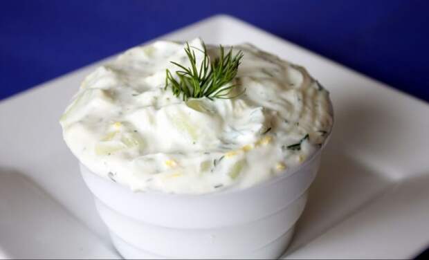 Грибной соус из шампиньонов со сметаной. \ Фото: green-color.ru.