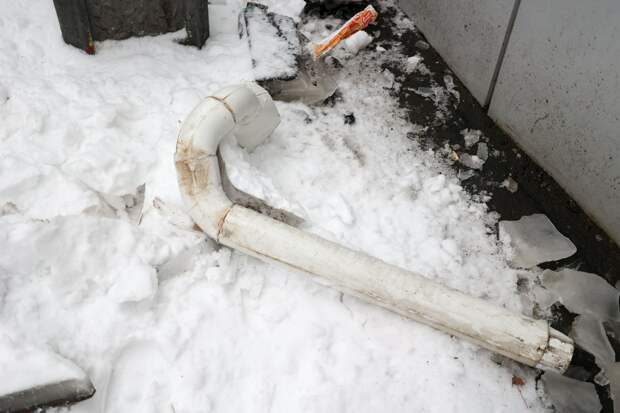 В Москве ребенка завалило снегом с самовольно устроенного навеса над балконом