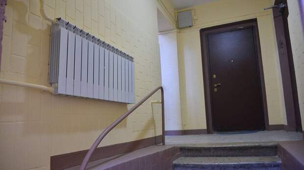 Москвичу пришлось убрать незаконную перегородку в приквартирном холле