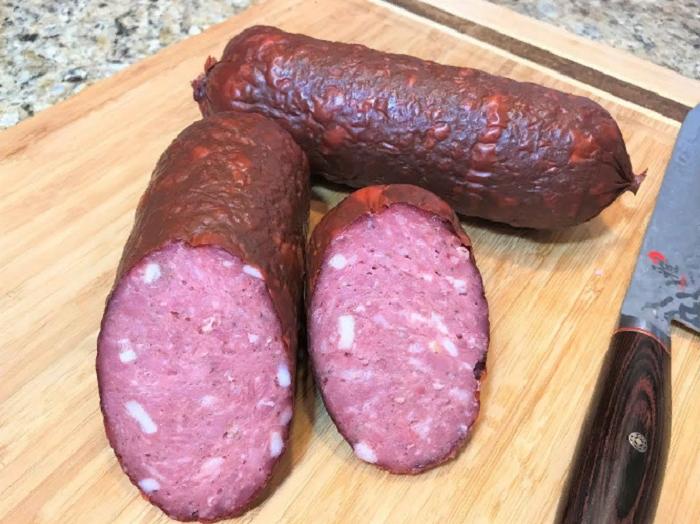 Мужчина нашел в шкафу палку копченой колбасы и понял, что хочет развестись с женой. История о том, как колбаса разрушила семью