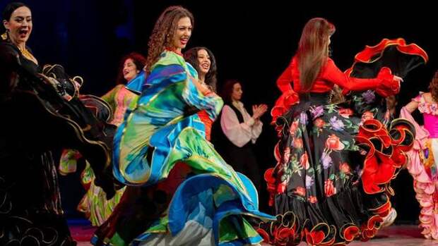 Ретро, цыганские ритмы и свечи в Соборе: вечера с яркой музыкой и атмосферными шоу