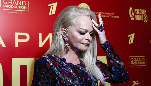 Ларису Долину со слезами на глазах увидели в церкви