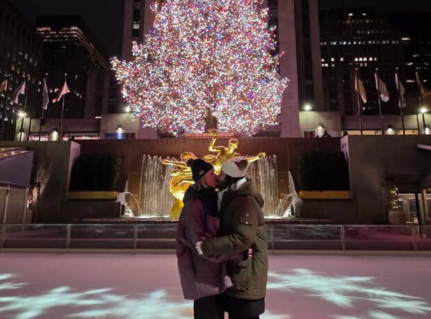 Актер Киану Ривз поцеловал возлюбленную Александру Грант на катке в Нью-Йорке