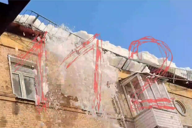 Глыба льда рухнула и сломала часть крыши в российском городе