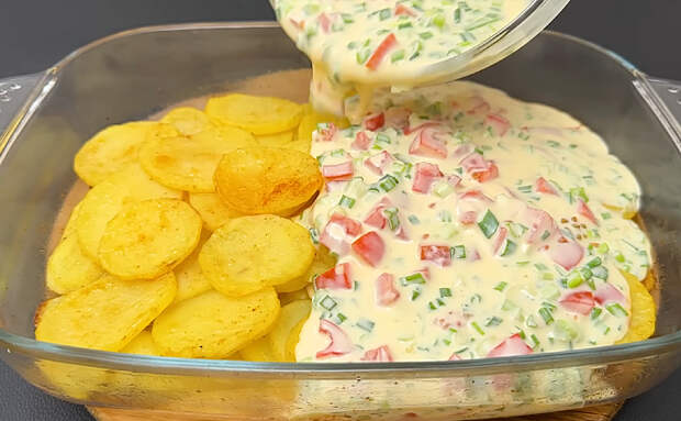 Сложили все в форму слоями, поставили в духовку и ужин готов. Вкуснее мяса по французски и очень бюджетно